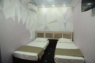 Отель Family Балхаш Двухместный номер с 1 кроватью и собственной ванной комнатой-1