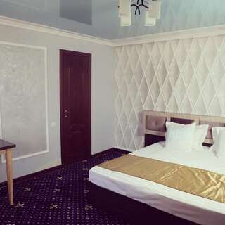 Отель Family Балхаш Двухместный номер с 1 кроватью или 2 отдельными кроватями и собственной ванной комнатой-1