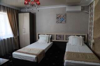 Отель Family Балхаш Двухместный номер с 1 кроватью или 2 отдельными кроватями и собственной ванной комнатой-3
